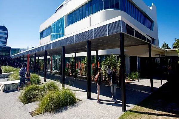 新西兰不仅牛羊肉便宜，居然最利于移民的留学项目，¥10万就能读