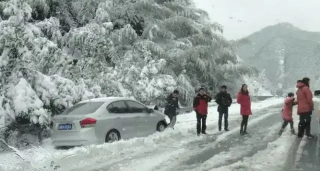 河南连降大雪，开车冰比雪可怕，这些技巧别忘了