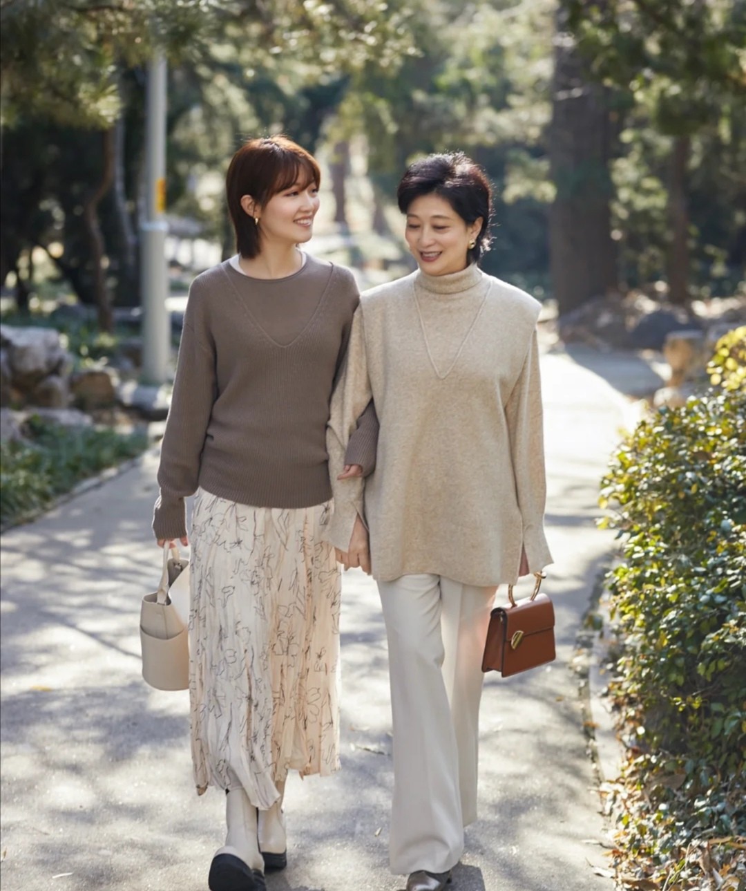 一位560岁的时髦妈妈穿着黑色外套，老和沉闷，这些颜色