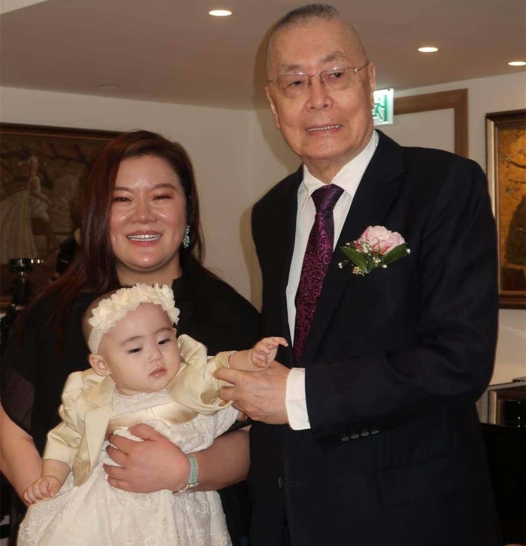 83岁刘诗昆携妻女秀恩爱!1岁爱女高颜值紧黏妈妈,豪宅内景曝光