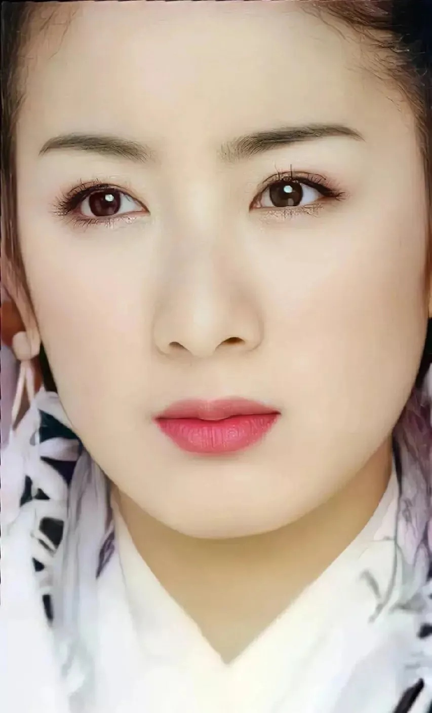 巅峰时刻的黄奕：清纯甜美，温婉大方，气质迷人