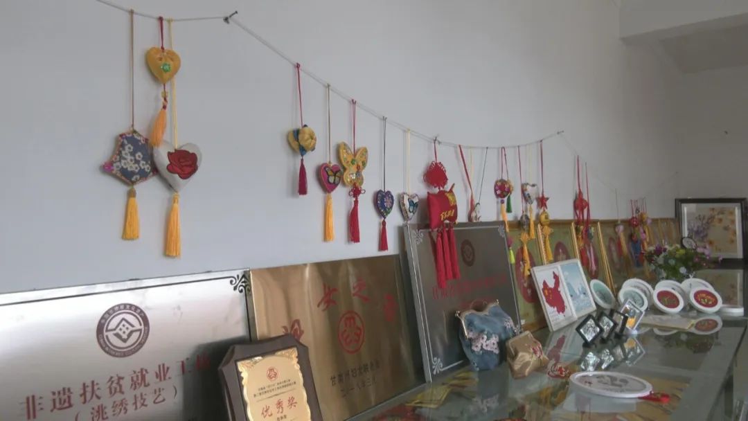 【劳模风采】高彩梅：巧手绣出新生活