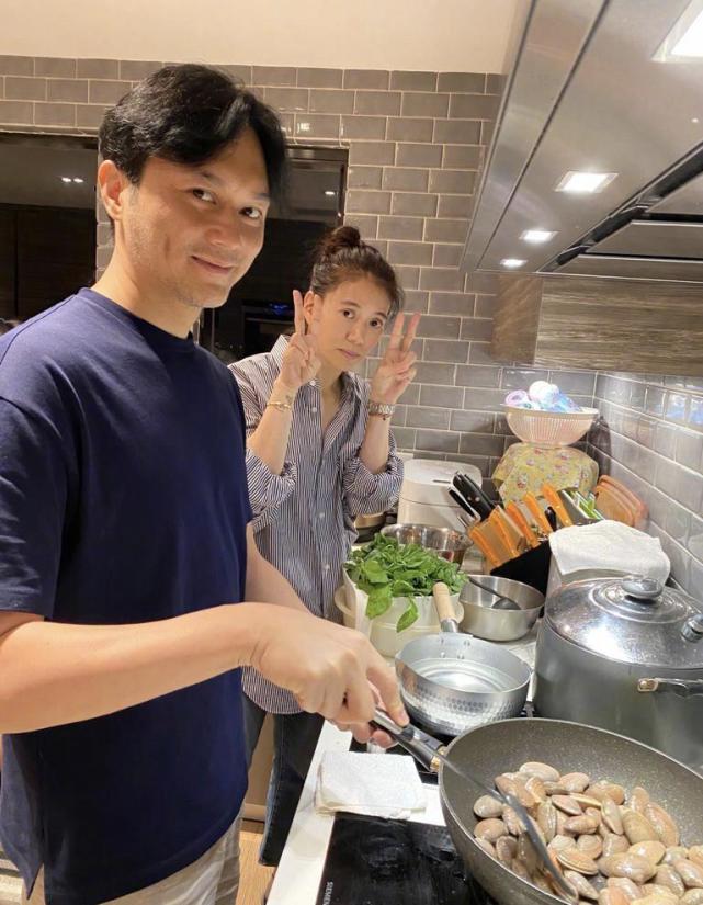 袁咏仪张智霖不愧是“神仙眷侣”，穿牛仔外套走机场，低调又大气