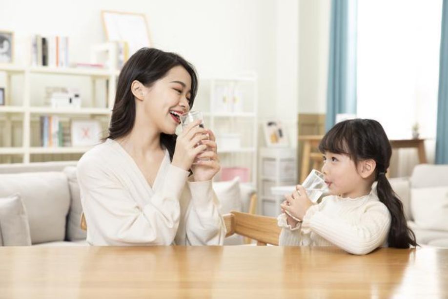 大年初二，一顿团圆饭让我明白：孩子的礼仪就是家庭的素养