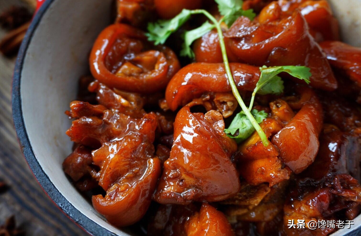 就算带有的肥肉也是香而不腻,所以,前蹄适合做红烧猪蹄,卤猪蹄,酱猪蹄