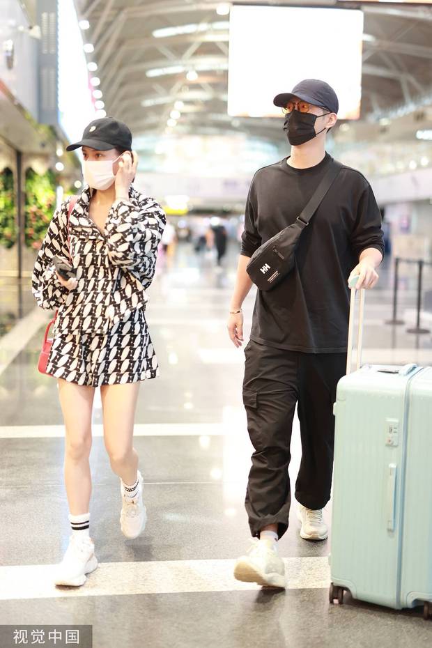 窦骁何超莲现身首都机场 两人十指紧扣甜蜜恩爱