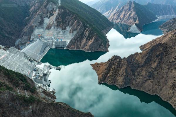 比三峽大三倍的水電站我國又一座水電站投用壩體比三峽大壩還高114米