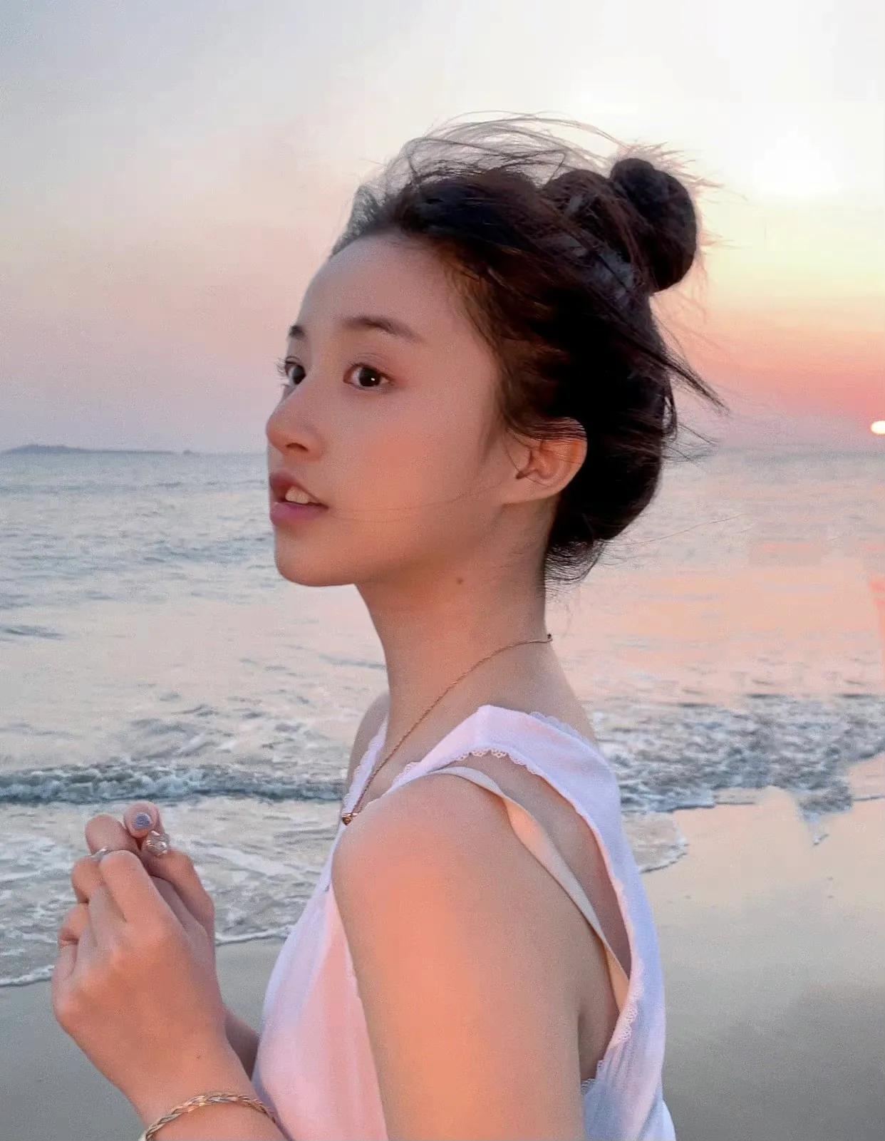 颜值控精选系列——甜妹爱笑的严屹南小姐姐海边随拍花絮