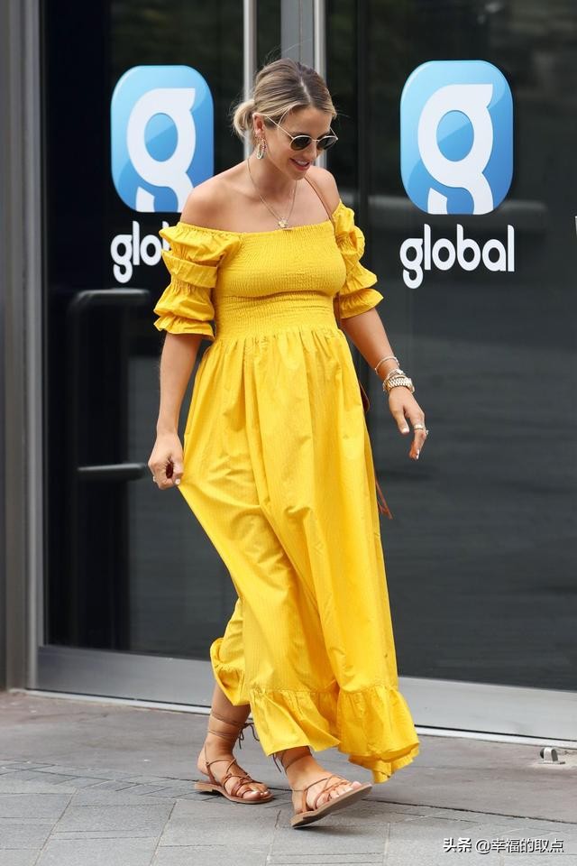 女星沃格·威廉姆斯现身伦敦街头，她的优雅让人着迷