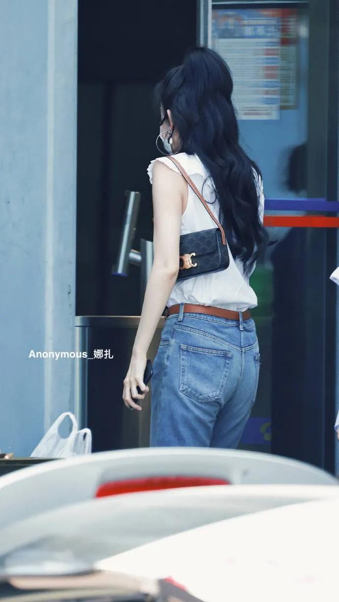 娜扎近日私服二则，拿捏住了甜美淑女风和酷酷休闲范儿！​​​