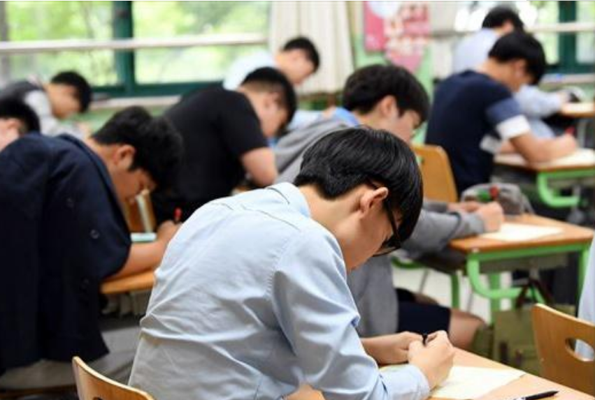 新高考模式“有调整”，物理化学“捆绑”了，3种选科组合更吃香