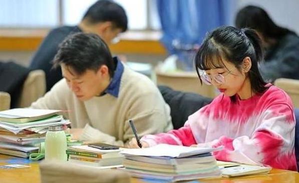 河南男大学生为助女友考研减压，暖心陪伴感动众人