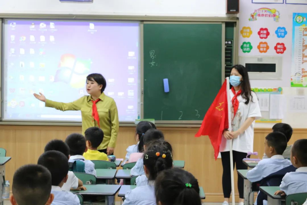 成都市双流区实验小学外国语学校有序推进新队员入队仪式课程