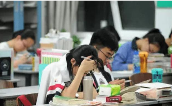 考生被985大学录取，刚发完朋友圈报喜，就被告知不用报道了