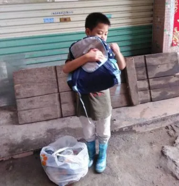 河北男孩逆袭记：9岁捡废品照顾瘫痪母亲，18岁744分考上清华大学