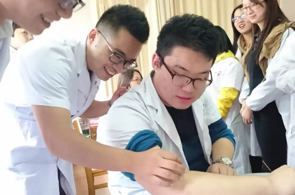 中医药大学排名出炉，前三名实力强劲，是文科生学医的首选