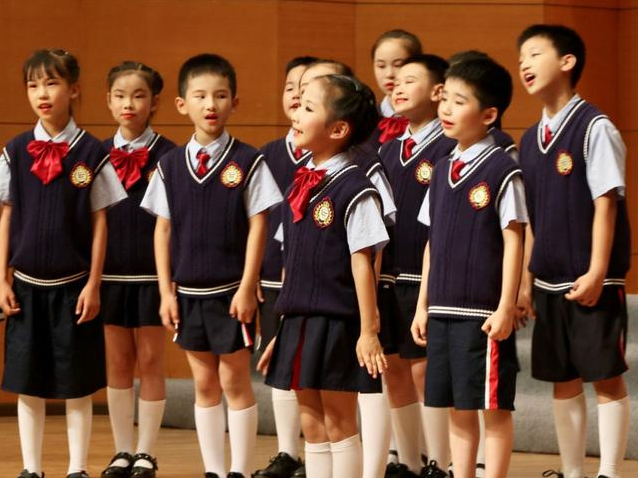 年度“最帅”小学生走红，天生一张主角脸，网友：我想等他长大