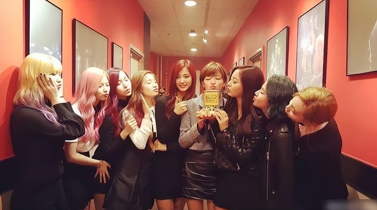 曾在JYP进出道组，后因膝盖受伤退出，参加内娱选秀圈粉无数