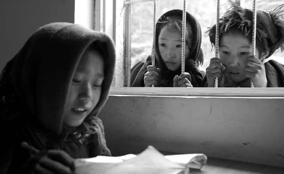 湖南小伙大二退学创业，22岁成千万富翁，23岁为她在海南卖水果