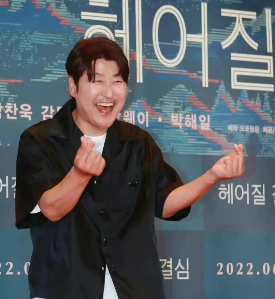 汤唯在韩国封神！办首映礼请来韩国大半个娱乐圈，场面太大好热闹