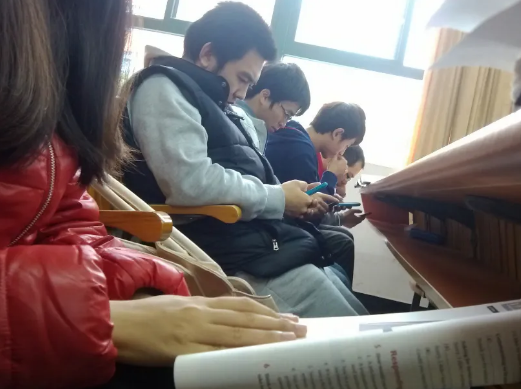 大学生的“奶头乐”，越来越多的年轻人正在依赖，却忽视了反作用