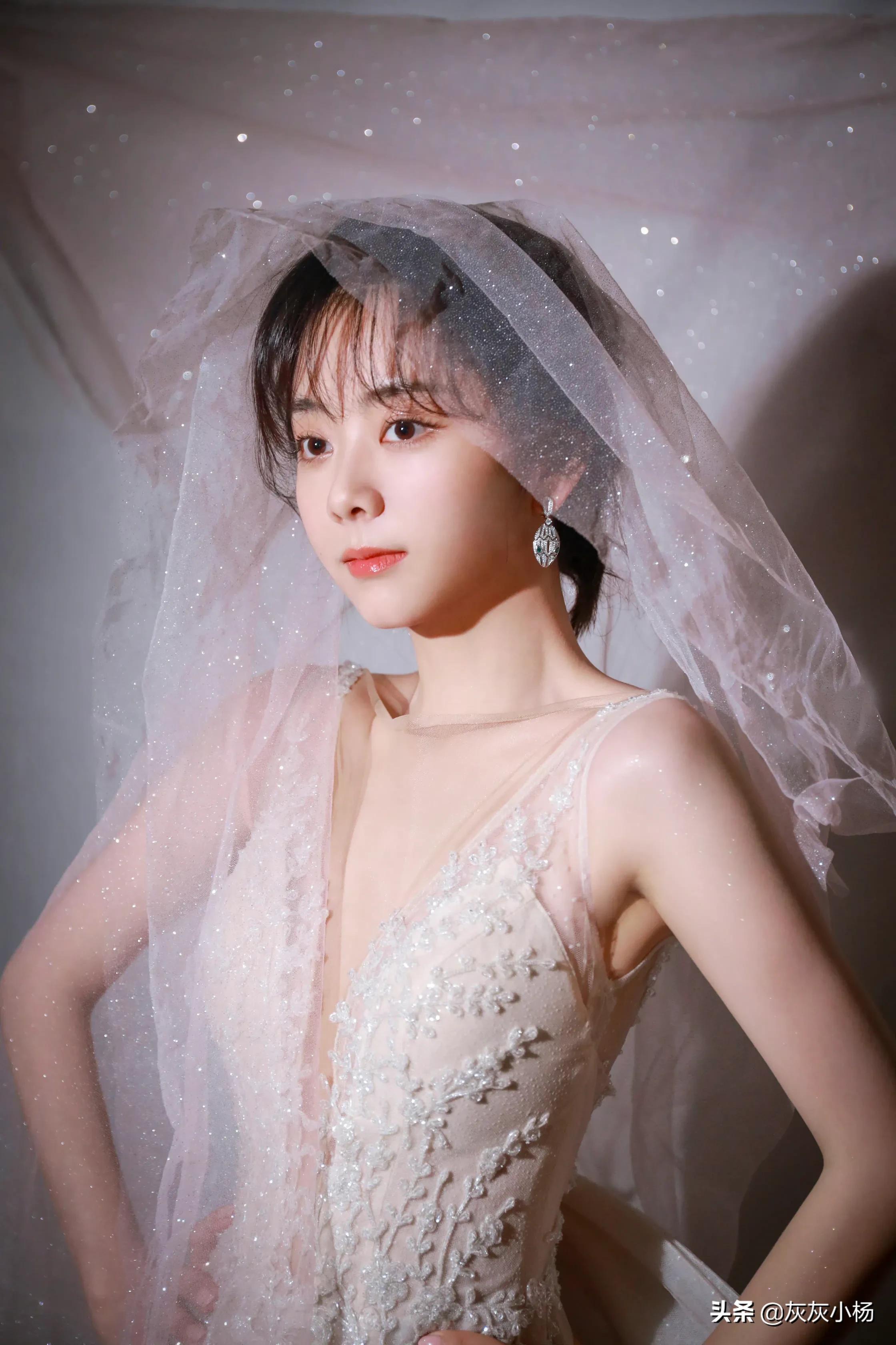 谭松韵，长裙娃娃脸，甜美可爱