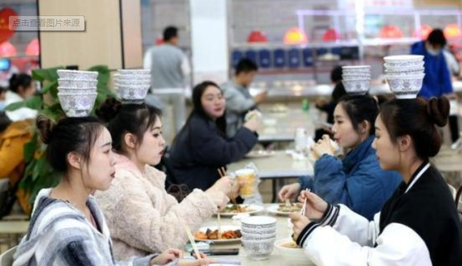 某大学掌握“财富密码”，在食堂播放《甄嬛传》，吸引众多学生