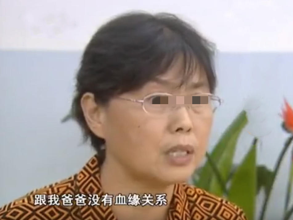 2009年8旬老人将房产证借给孙女，房子被转走，老人：不是亲孙女