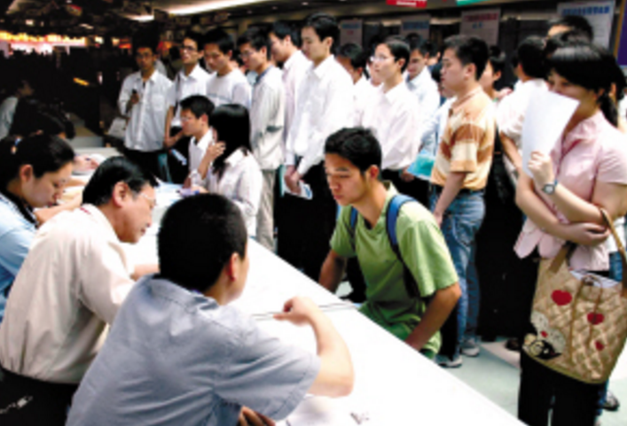 没有对比就没有伤害，大学生成为公务员，干8个月左右挣了5万多