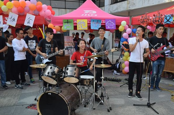 高颜值情侣双双保研到名校，一起努力，这才是大学生正确的恋爱观