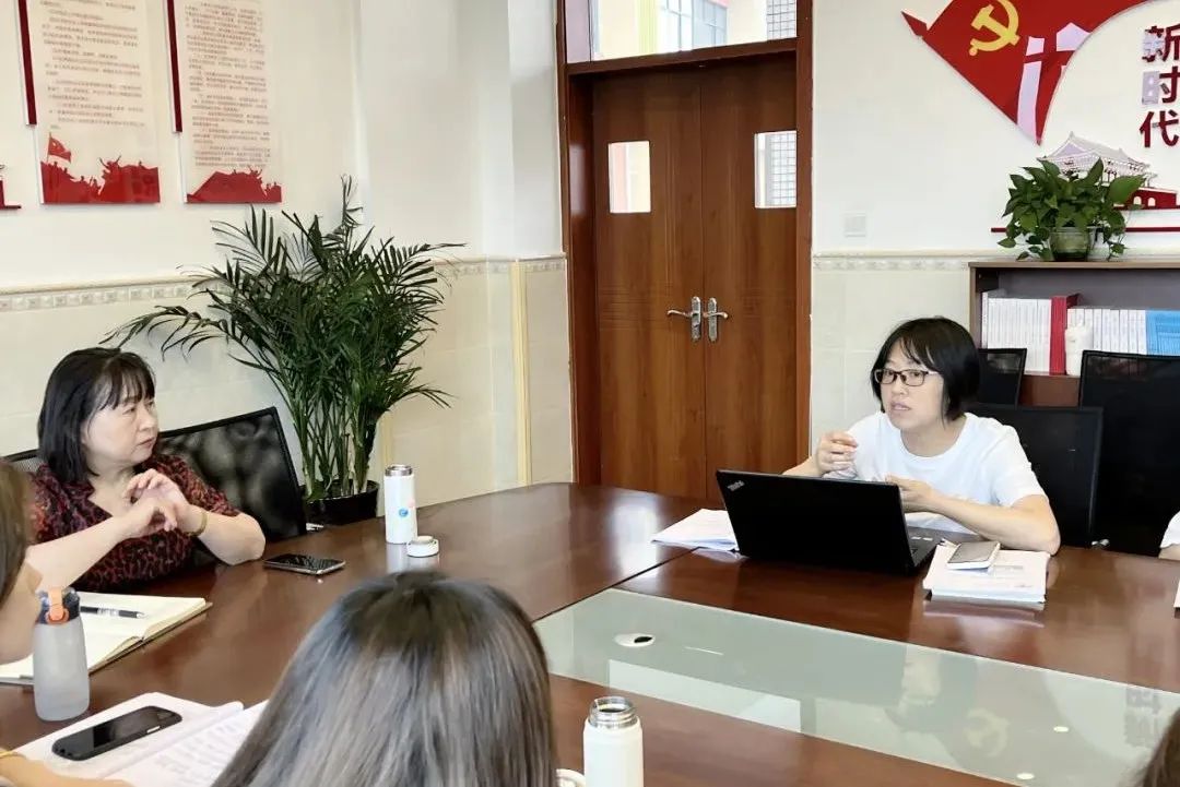 实验小学外国语学校语文组进行“以爱润泽，温故知新”专题教研