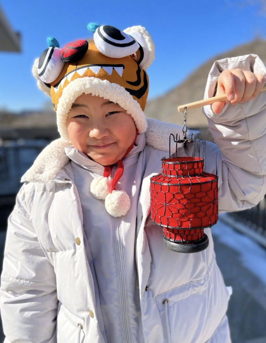 沙溢晒安吉小鱼儿为奶奶庆生，兄弟俩越长越像，胡可婆婆罕见出镜