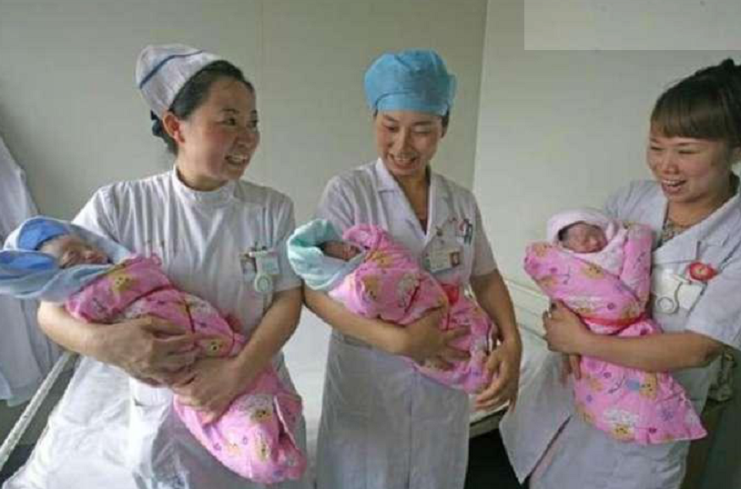 同班同学，一个25岁生娃，一个35岁生娃，10年后完全是两种生活