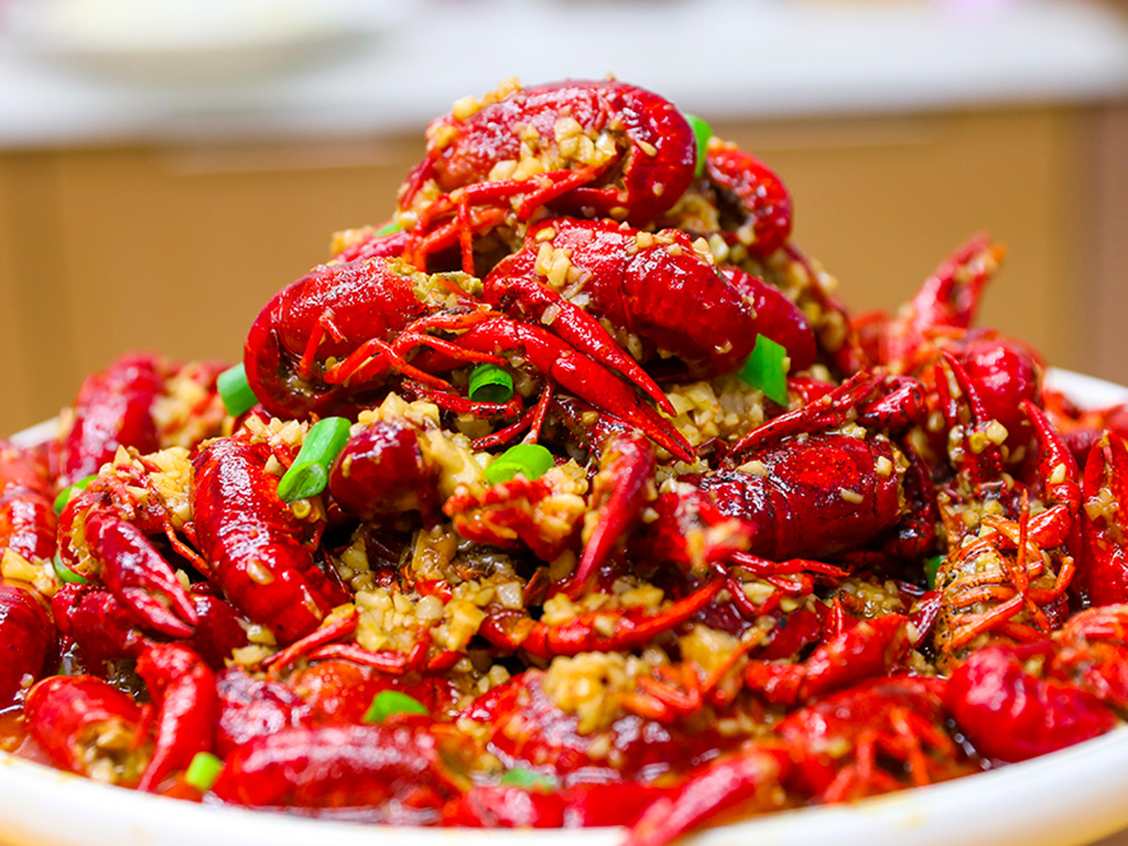 咸蛋黄小龙虾做法(大厨教你正确处理小龙虾)