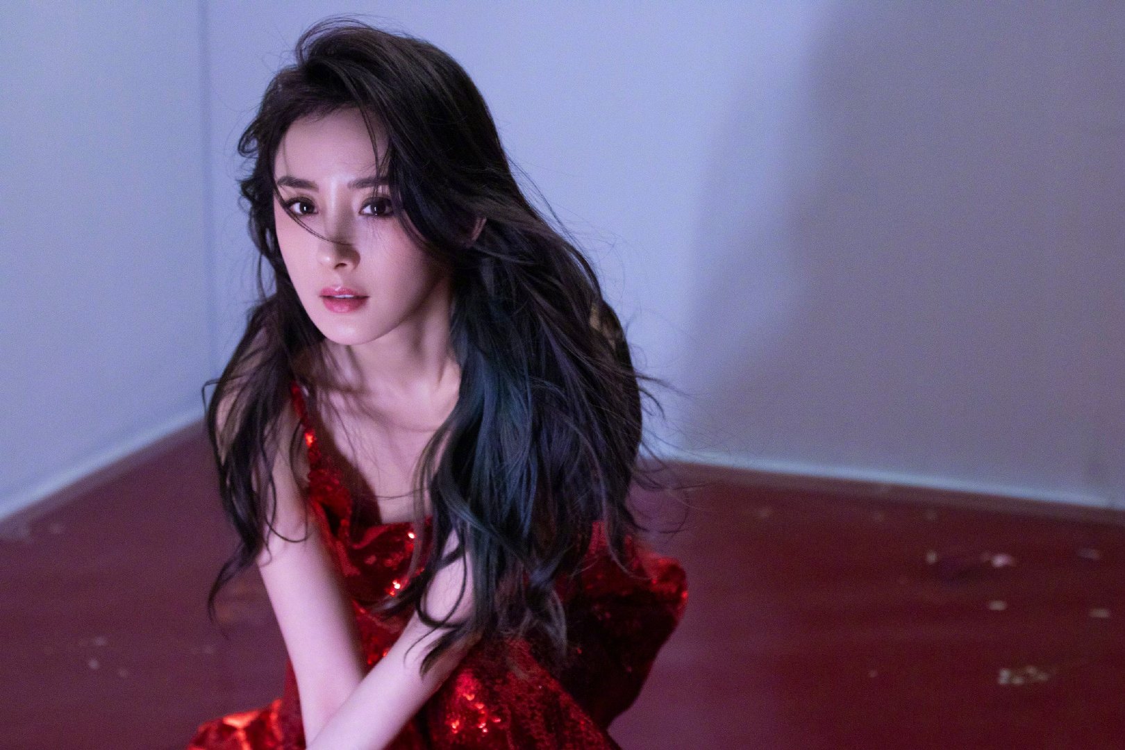 35岁杨幂拍性感写真大片,坐在地上光着脚丫,衬衣露香肩过于撩人