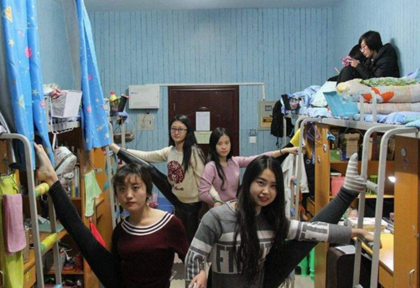 大学“最穷酸宿舍”排名，红砖房+空中吊床+24人间，学生看呆了