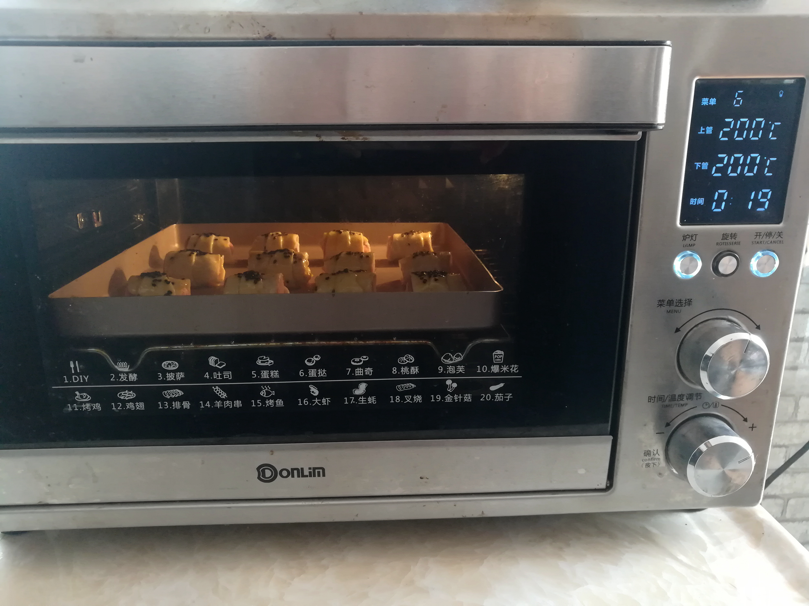 简易版手抓饼做酥皮，包着美味的香肠，简单快手又美味