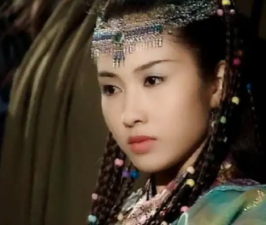 颜值不够别带“额饰”！13位女星造型PK，谁才撑得起倾国倾城