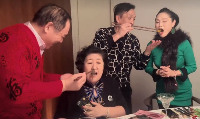 钟丽缇和公婆一起过节，亲戚面前与张伦硕互相投喂亲吻，秀足恩爱