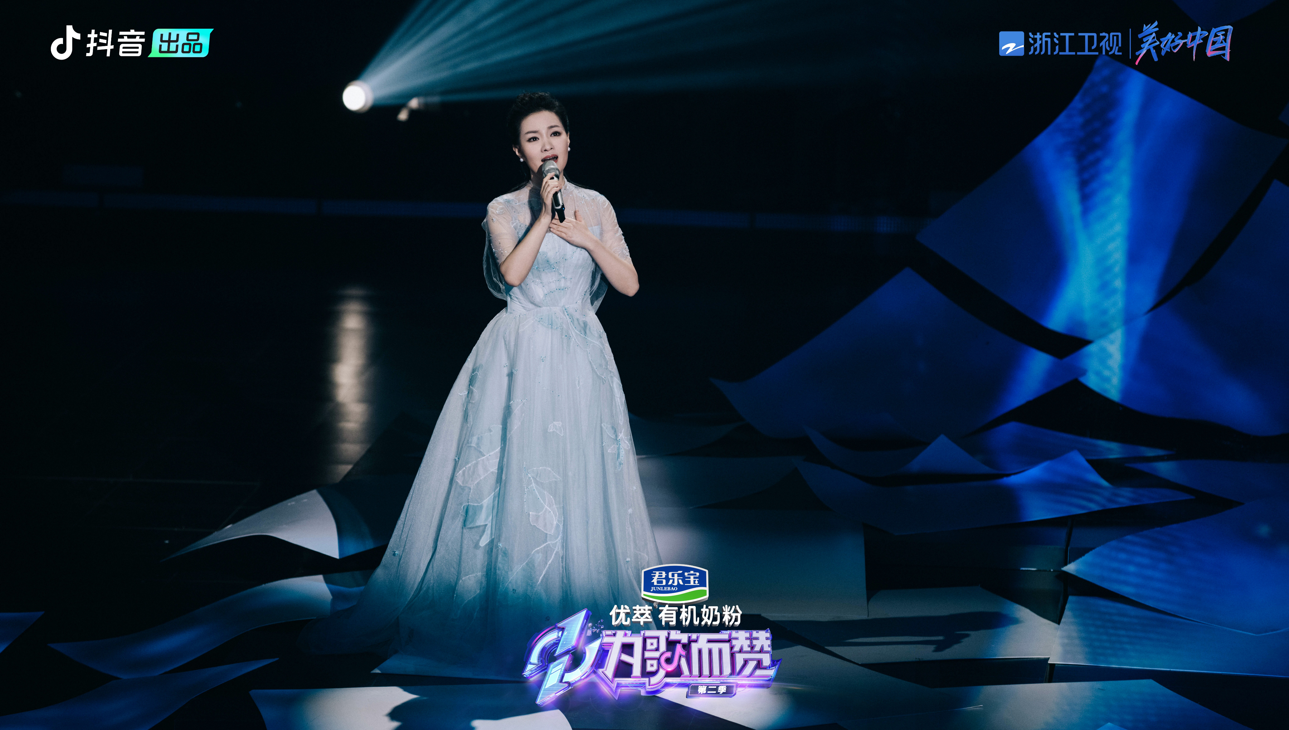 雷佳新歌《清澈的爱》舞台带来的震撼久久难消,歌曲灵感源于年仅18岁