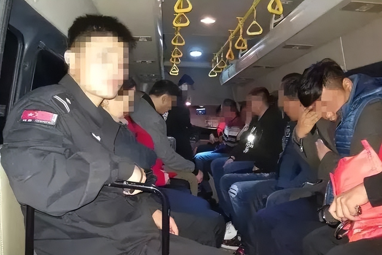 17年苏州运河夜夜有美女登船，警方锁定旧货船，破门后被震撼到了