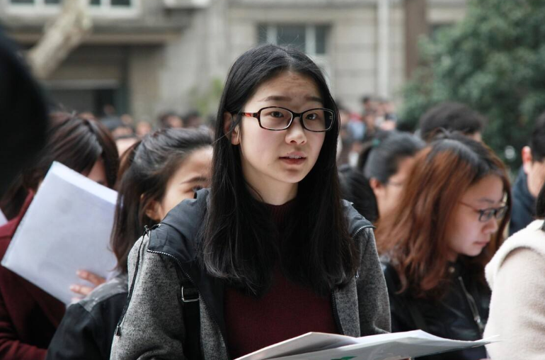 公务员或将迎改动，“考公”不是唯一道路，这3类学生可免试上岸