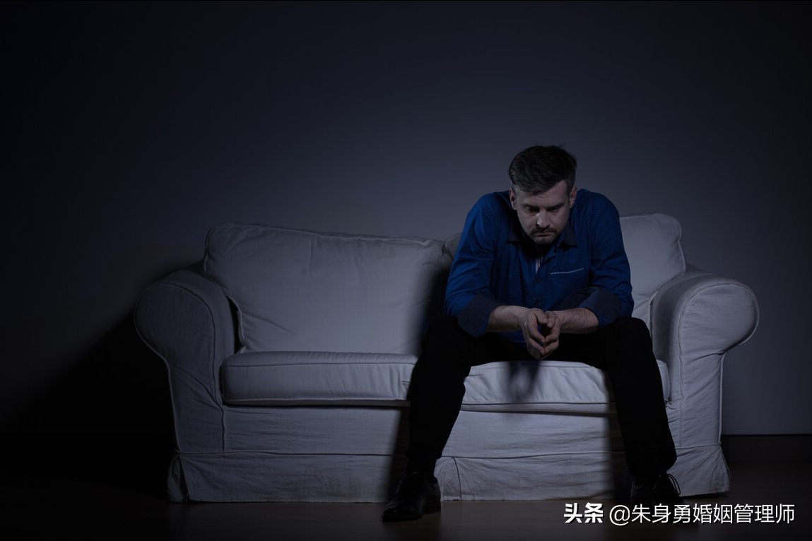 男人总是打压贬低自己的老婆，因为老婆不够好吗？根源有两个方面