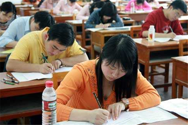 考公务员很“吃香”的4个专业，岗位需求大，上岸几率高