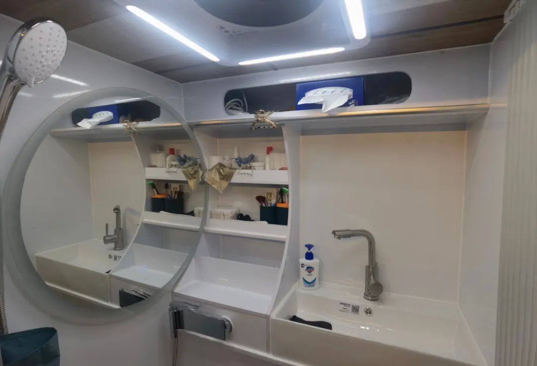 B型房车竟然能有那么大的空间，并且还配有四驱系统，24V双发电机