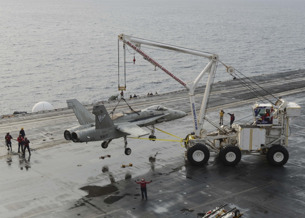 ���죬һ��F-35C���Ϻ�׹�٣�����������