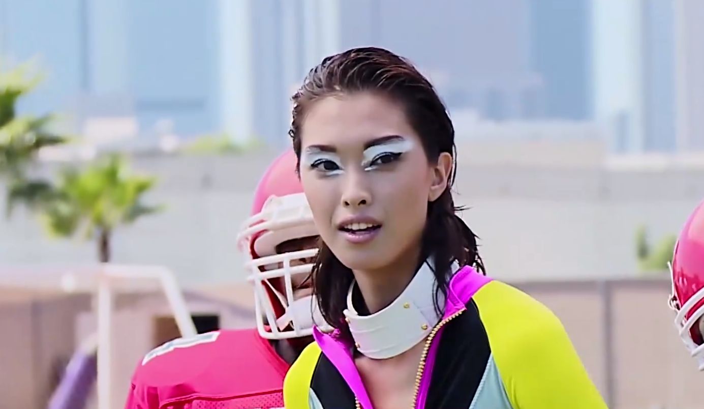 她不承认自己是中国人，被网友怒怼，仍想回来捞金