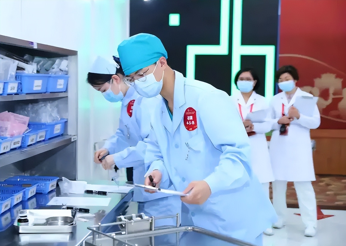 若学生刚过二本分数线，应该是学师范还是学护理？听听学姐的忠告