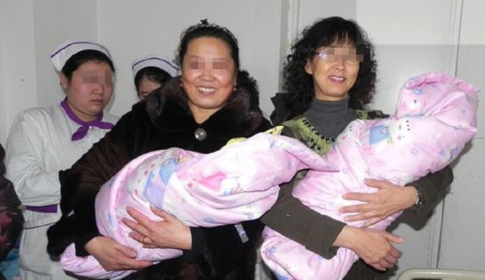 同班同学，一个25岁生娃，一个35岁生娃，10年后完全是两种生活