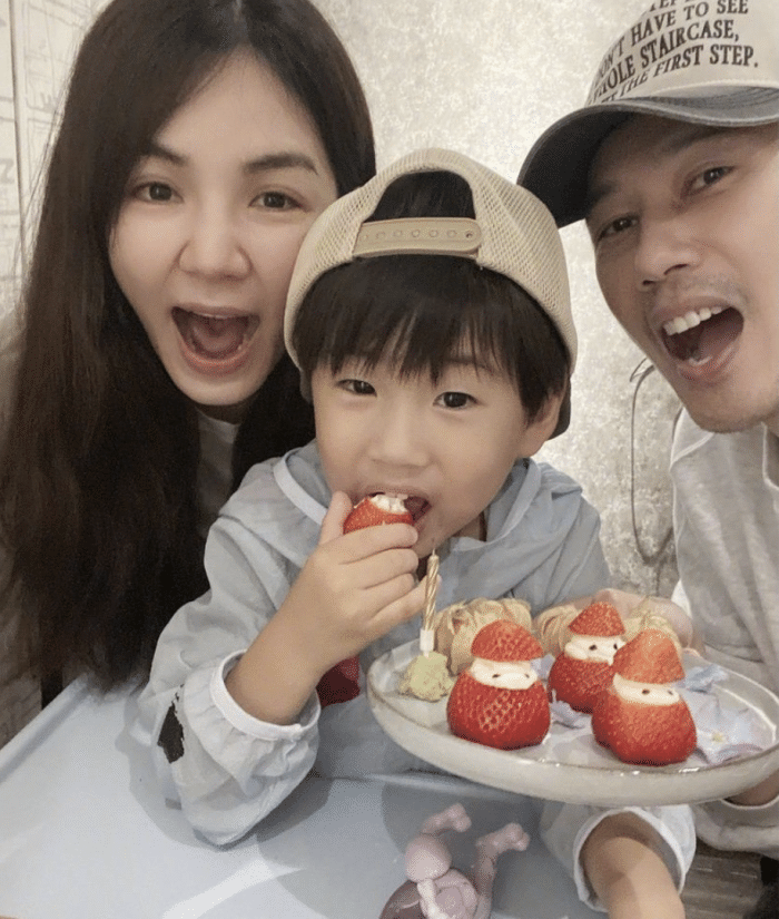 Ella为儿子庆祝5岁生日，亲吻孩子母爱爆棚，劲宝比心画风喜感